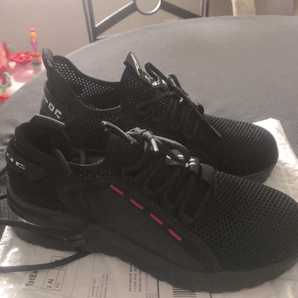 Tennis shoes
